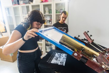 Los jóvenes burgaleses trabajan en una serigrafía.