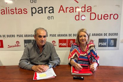 El procurador socialista, Luis Briones, junto a la concejala Amparo Simón