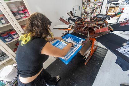 Gadea trabaja en un proyecto de serigrafía.