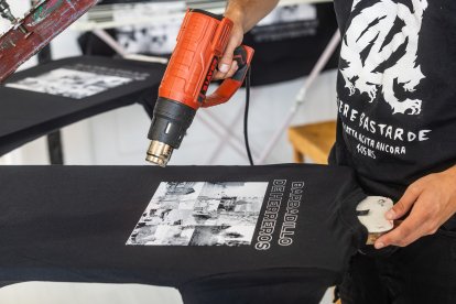 Instante del secado manual de una prenda serigrafiada.