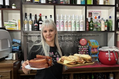Dana posa con los pinchos de la mañana