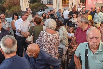 El secretario general del PSCyL, Carlos Martínez, acude a la Fiesta de la Rosa organizada por el PSOE de Burgos