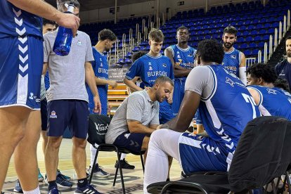El San Pablo Burgos supera al Coviran Granada en un sólido test de pretemporada.