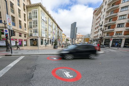 Señales horizontales en la calle Vitoria que indican la prohibición del acceso a los vehículos más contaminantes.