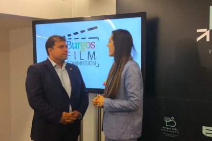 El presidente de Sodebur, Carlos Gallo, y la presidenta de ProBurgos, Andrea Ballesteros, conversan antes de hacer balance de actividad de la Burgos Film Comission.