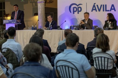 EL PP de Ávila celebra la primera Junta Directiva Provincial del nuevo curso político, el secretario general del partido de Castilla y León, Francisco Vázquez y el presidente provincial, Carlos García.