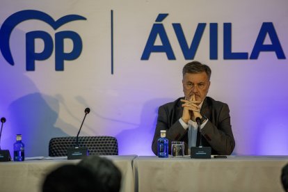 EL PP de Ávila celebra la primera Junta Directiva Provincial del nuevo curso político, el secretario general del partido de Castilla y León, Francisco Vázquez y el presidente provincial, Carlos García.