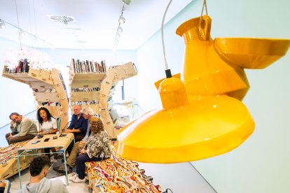 El árbol-biblioteca preside la sala e invita a reposar. En primer plano, una lámpara de cerámica llegada desde Jaén.