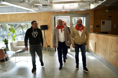El secretario general de UGT Castilla y León, Óscar Lobo, y el fundador de la Fundación Eusebio Sacristán, Eusebio Sacristán, celebran un encuentro entre ambos organismos, al que también acude el alcalde de Valladolid, Jesús Julio Carnero.