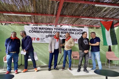 El secretario general de UGT Castilla y León, Óscar Lobo, y el fundador de la Fundación Eusebio Sacristán, Eusebio Sacristán, celebran un encuentro entre ambos organismos, al que también acude el alcalde de Valladolid, Jesús Julio Carnero.
