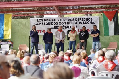El secretario general de UGT Castilla y León, Óscar Lobo, y el fundador de la Fundación Eusebio Sacristán, Eusebio Sacristán, celebran un encuentro entre ambos organismos, al que también acude el alcalde de Valladolid, Jesús Julio Carnero.
