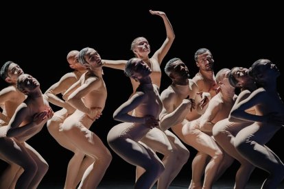 'Corps da Walk' de Sharon Eyal interpretado por el equipo del Ballet Estatal de Hesse. 