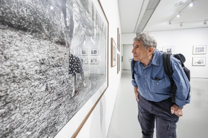 Cristóbal Hara, Premio Nacional de Fotografía en 2022, contempla las obras de juventud que reúne en 'Principiante'.