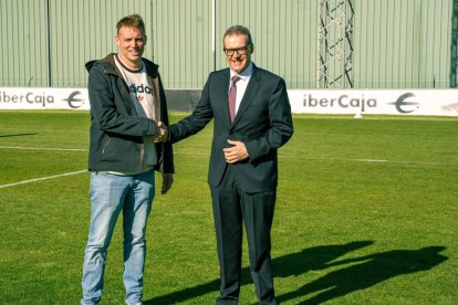 El director deportivo del club, Miguel Pérez Cuesta ‘Michu’ y el director territorial de Ibercaja, José Ángel Pérez Álvarez.