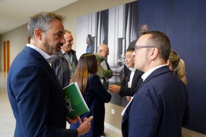 Los portavoces de Voz, David Hierro (I) y PP, Ricardo Gavilanes (D) conversan en la reunión de la Junta de Portavoces