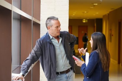 La viceportavoz del Psoe Nuria Rubio conversa con Pedro González en la reunión de la Junta de Portavoces