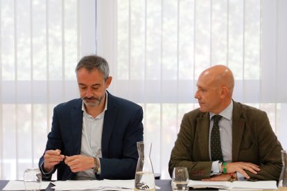El portavoz de Vox David Hierro junto a Carlos Menéndez en la Reunión de la Junta de Portavoces