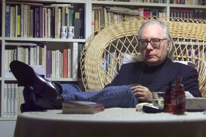 Francisco Umbral, en su casa de Majadahonda en 2001.