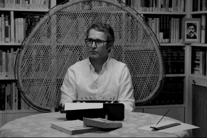 Carlos Alcántara es Umbral en el cortometraje 'Mortal y rosa'.