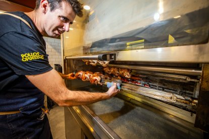 García mima el producto. El carbón aporta el toque especial al pollo y, junto a la salmuera en la que descansa 24 horas antes del asado, marca la diferencia.