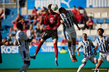 El Mirandés mejora su imagen en Mendizorroza pero sigue sin gol.