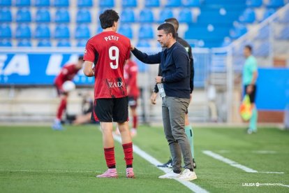Fran Justo da instrucciones a Petit en la banda de Mendizorroza.