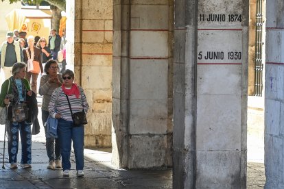 Marcas de las inundaciones sufridas en la ciudad en las columnas del Ayuntamiento