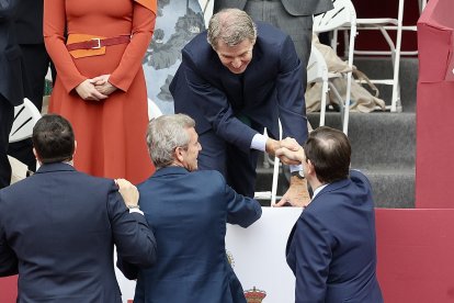 Los presidentes de la Junta, Alfonso Fernández Mañueco, y de las Cortes, Carlos Pollán, asisten al acto solemne de homenaje a la bandera nacional y al desfile militar con ocasión del día de la Fiesta Nacional.
