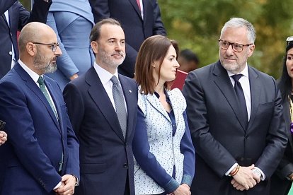 Los presidentes de la Junta, Alfonso Fernández Mañueco, y de las Cortes, Carlos Pollán, asisten al acto solemne de homenaje a la bandera nacional y al desfile militar con ocasión del día de la Fiesta Nacional.