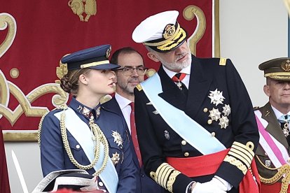 Los presidentes de la Junta, Alfonso Fernández Mañueco, y de las Cortes, Carlos Pollán, asisten al acto solemne de homenaje a la bandera nacional y al desfile militar con ocasión del día de la Fiesta Nacional.