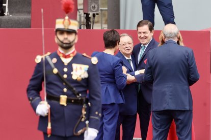 Los presidentes de la Junta, Alfonso Fernández Mañueco, y de las Cortes, Carlos Pollán, asisten al acto solemne de homenaje a la bandera nacional y al desfile militar con ocasión del día de la Fiesta Nacional.