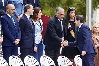Los presidentes de la Junta, Alfonso Fernández Mañueco, y de las Cortes, Carlos Pollán, asisten al acto solemne de homenaje a la bandera nacional y al desfile militar con ocasión del día de la Fiesta Nacional.