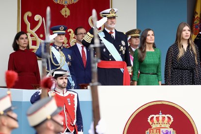 Los presidentes de la Junta, Alfonso Fernández Mañueco, y de las Cortes, Carlos Pollán, asisten al acto solemne de homenaje a la bandera nacional y al desfile militar con ocasión del día de la Fiesta Nacional.