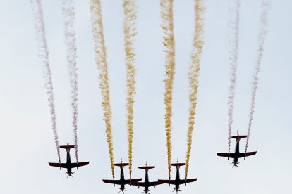 Los presidentes de la Junta, Alfonso Fernández Mañueco, y de las Cortes, Carlos Pollán, asisten al acto solemne de homenaje a la bandera nacional y al desfile militar con ocasión del día de la Fiesta Nacional.