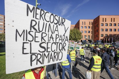 Los manifestantes lucieron pancartas contra el acuerdo entre la UE y Mercosur.