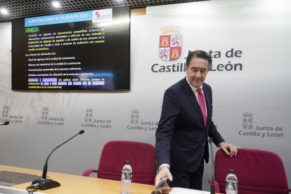 El consejero de Medio Ambiente, Vivienda y Ordenación del Territorio, Juan Carlos Suárez-Quiñones, presenta la convocatoria de las ayudas al alquiler y a la accesibilidad.