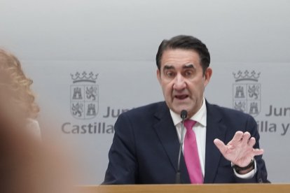 El consejero de Medio Ambiente, Vivienda y Ordenación del Territorio, Juan Carlos Suárez-Quiñones, presenta la convocatoria de las ayudas al alquiler y a la accesibilidad.