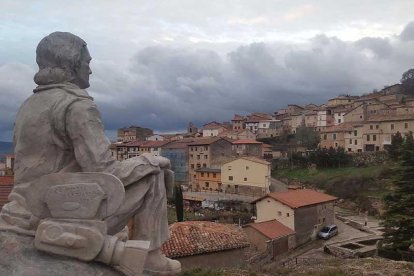 Imagen de la estatua de Félix Rodríguez de la Fuente con Poza de la Sal al fondo.