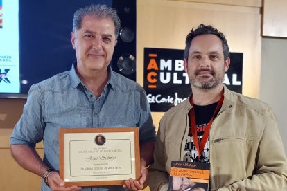 Jesús Salviejo recogió el XIV Premio Wilkie Collins en el Tenerife Noir de manos de Alejandro Martín, director del festival, el pasado marzo.