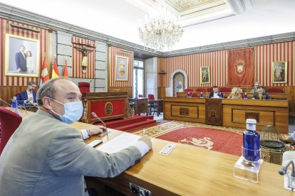 Comisión de investigación del caso gastronetas con representantes de Vox y del PSOE.