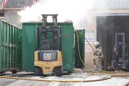 Incendio en una fábrica de embalajes situada en la carretera de Villabáñez de Valladolid.