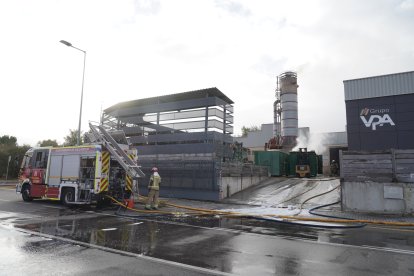 Incendio en una fábrica de embalajes situada en la carretera de Villabáñez de Valladolid