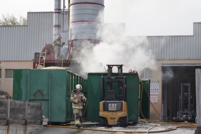 Incendio en una fábrica de embalajes situada en la carretera de Villabáñez de Valladolid