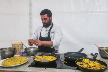 El chef Ricardo Martín, elaborando tortillas con morcilla de Burgos.