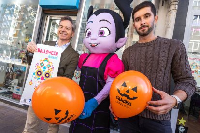 El concejal de Comercio, César Barriada, y el técnico de la Asociación de Comerciantes de Gamonal Zona G presentaron, junto con Vampirina, la Fiesta de Halloween.