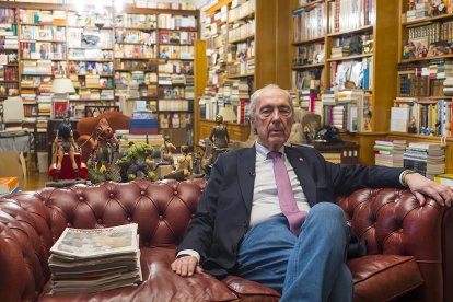 Luis Alberto de Cuenca, en la biblioteca de su casa de Madrid.