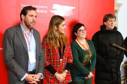 Óscar Puente, Aitana Hernando y Carlos Martínez, en una imagen de archivo junto a la alcaldesa de San Andrés de Rabanedo en un acto del PSCyL.