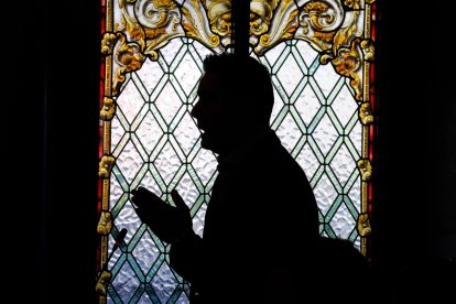 Daniel de la Rosa, en una intervención en un pleno, en una imagen tomada a contraluz.