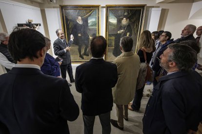 El comisario de la exposición, AntonioSánchez del Barrio, explicó el contenido de la muestra a los primeros visitantes.