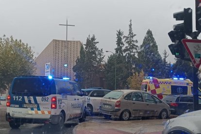 Policía Local y ambulancia en el lugar del suceso.
